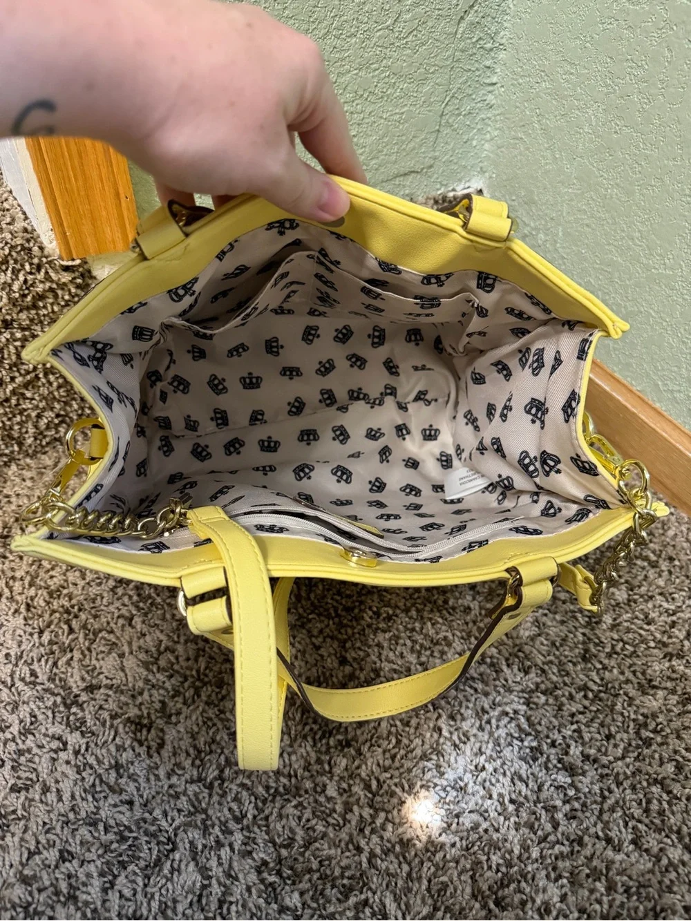 Juicy Couture closure type